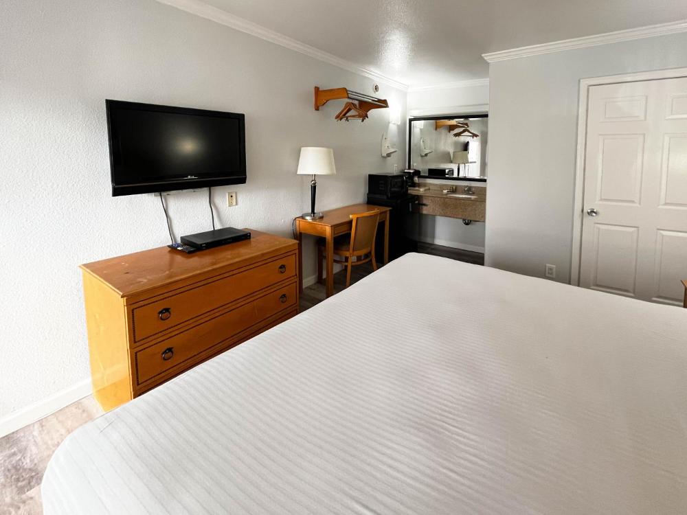 King Room - Non-Smoking interior