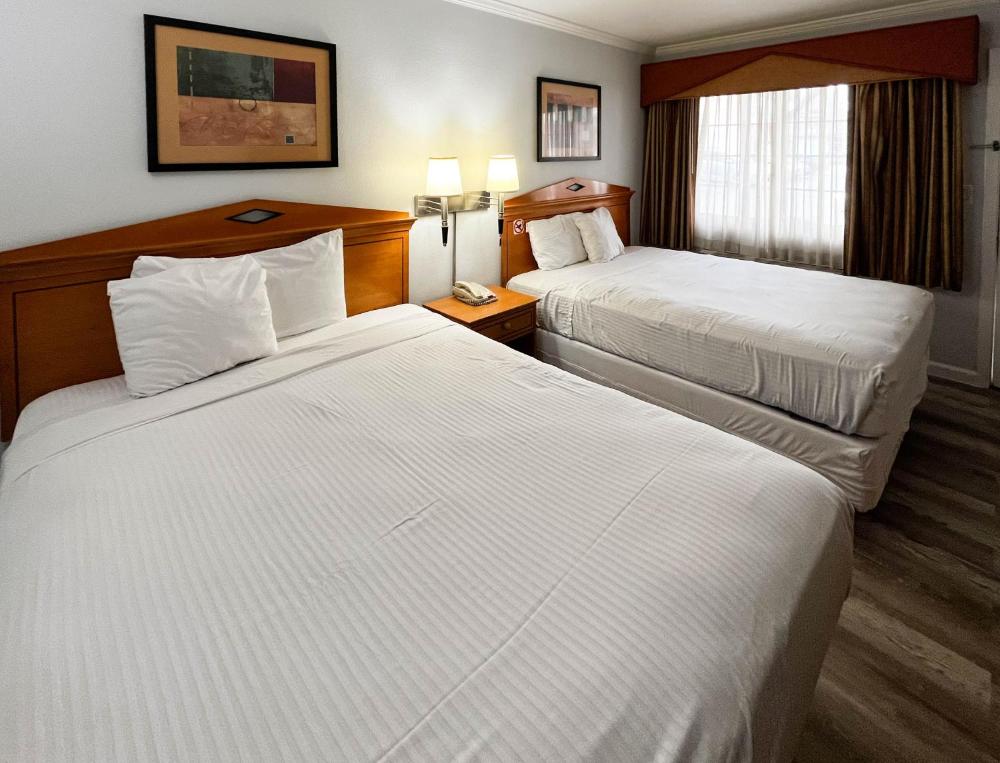 Queen Room with Two Queen Beds - Non-Smoking interior